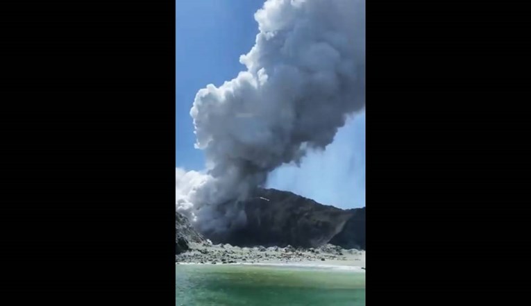 VIDEO Turist bio kod vulkana malo prije katastrofe, snimio erupciju